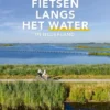 Fietsen langs het water in Nederland